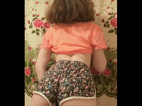 ❤️ Una ghjovana sexy si spoglia i pantaloncini davanti à a camera ❤️ Video sessu à porn co.sexafinkarasskaz.ru ☑