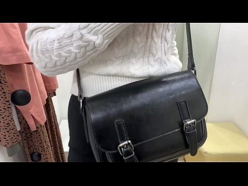 ❤️ Masturbazione publica di a ghjovana cagna FeralBerry cù un dildo in a sala di prove ❤️ Video sessu à porn co.sexafinkarasskaz.ru ☑