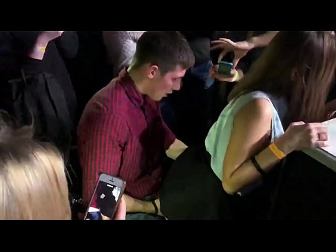 ❤️ Sessu reale in una discoteca russa. Una ragazza russa di 18 anni in l'anu è a vagina scopata in una discoteca ❤️ Video sessu à porn co.sexafinkarasskaz.ru ☑