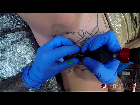 ❤️ Sully Savage, hottie estremamente tatuata, hà fattu un tatuatu nantu à u clitoris ❤️ Video sessu à porn co.sexafinkarasskaz.ru ☑